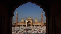 Masjid Jama dibangun pada tahun 1644 di masa pemerintaha Raja Shah Jahan. Pembangunan salah satu masjid bersejarah di India ini memakan waktu hingga 13 tahun dengan 5 ribu pekerja dikerahkan untuk membangun masjid ini. Daniel Berehulak/Getty Images.
