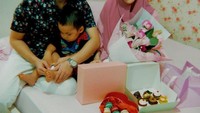  So sweet! Ragam camilan manis seperti macaron dan cupcake jadi pemberian Alvin saat ulang tahun Larissa 23 April lalu. Tak ketinggalan satu buket bunga. Foto: Instagram larissachou