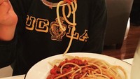Nyamm! Spaghetti yang difoto Nasim ini kelihatan enak banget. Apalagi ada limpahan daging sebagai toppingnya. Foto: Instagram nasimpedrad