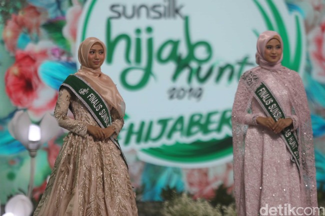 Juara ketiga jatuh pada Syifa Audria dari Yogyakarta. Tarian tradisional kontemporer buatannya sendiri mencuri atensi seluruh penonton yang hadir. Ia berhak membawa pulang hadiah uang tunai Rp 30 juta, smartphone dari OPPO dan hadiah umrah. Foto: Pradita Utama/detikfoto