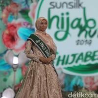 Juara ketiga jatuh pada Syifa Audria dari Yogyakarta. Tarian tradisional kontemporer buatannya sendiri mencuri atensi seluruh penonton yang hadir. Ia berhak membawa pulang hadiah uang tunai Rp 30 juta, smartphone dari OPPO dan hadiah umrah. Foto: Pradita Utama/detikfoto