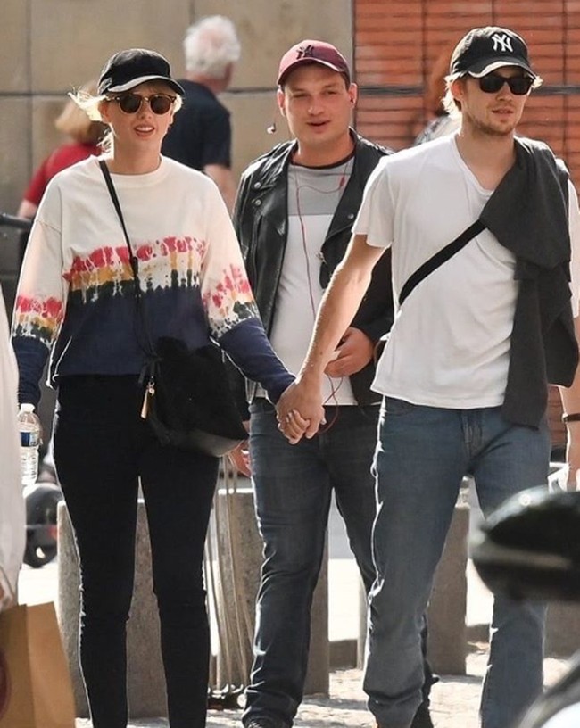 Rumor tentang pertunangan pasangan penyanyi dan aktor ini pertama kali muncul pada Januari 2022, ketika mereka terlihat liburan bersama di Cornwall, Inggris, yang merupakan kampung halaman Joe Alwyn. Foto: Dok. Instagram/popsugar