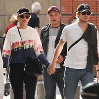 Rumor tentang pertunangan pasangan penyanyi dan aktor ini pertama kali muncul pada Januari 2022, ketika mereka terlihat liburan bersama di Cornwall, Inggris, yang merupakan kampung halaman Joe Alwyn. Foto: Dok. Instagram/popsugar