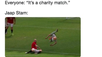 Penampilan Jaap Stam pun masih trengginas meski hanya pertandingan persahabatan. Pemain lawan pun melayang kala beradu dengannya. Foto: Twitter