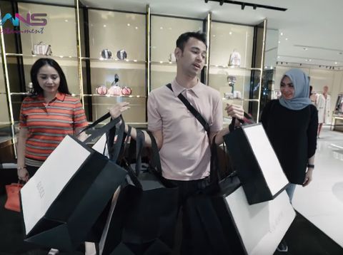 Raffi Ahmad Borong di Butik Gucci, Habiskan Ratusan Juta Rupiah Dalam 10 Menit