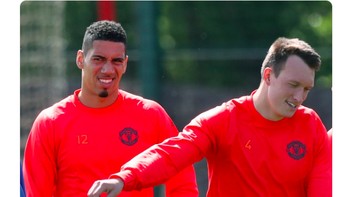 Meski sudah berusia 46 tahun, akun ini menilai Stam masih lebih baik ketimbang Phil Jones dan Chris Smailing. Foto: Twitter