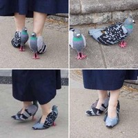 Sepatu burung dara, dijamin buat kamu bisa berbaur dengan kumpulan para burung. Foto: Instagram @crimesagainstshoemanity