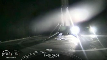 Booster tahap pertama roket Falcon 9 setelah kembali mendarat di kapal drone yang berada di Samudera Atlantik. Ini merupakan ketiga kalinya booster ini diterbangkan dan berhasil mendarat. Foto: SpaceX