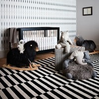 Kamar anak Jessica bukan tipikal kamar anak yang penuh warna-warna berani. Ruangan ini tampil beda dengan permainan warna monokrom tapi tetap terasa playful. (Foto: Dok. Architectural Digest)