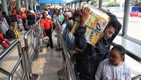 Hal itu mereka lakukan untuk mengurangi lonjakan penumpang yang padat jelang puncak arus mudik.