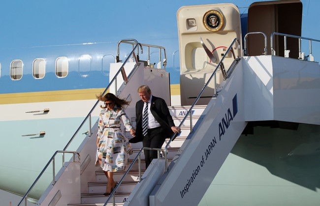 Tidak ketinggalan sepasang heels dari Christian Louboutin untuk menopang kaki jenjangnya. Merupakan seri Agneska, sepatu berwarna navy itu dijual seharga US$ 695 atau hampir mencapai Rp 10 juta. (Foto: Getty Images)