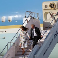 Tidak ketinggalan sepasang heels dari Christian Louboutin untuk menopang kaki jenjangnya. Merupakan seri Agneska, sepatu berwarna navy itu dijual seharga US$ 695 atau hampir mencapai Rp 10 juta. (Foto: Getty Images)