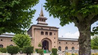 Masjid Jami di Srinagar dibangun pada masa pemerintahan Sultan Sikandar Butshikan. Masjid ini kemudian mengalami sejumlah renovasi dan pelebaran di masa pemerintaha putra Sultan Sikandar Butshikan, Zain al-Abidin. Konstruksi masjid yang banyak didominasi kayu membuat masjid ini beberapa kali mengalami kebakaran hingga kemudian direkonstruksi. Pembangunan masjid ini memadukan gaya arsitektur tradisional khas Kashmir dengan gaya arsitektur Persia yang menawan. Dok. Wikipedia/Mike Prince.