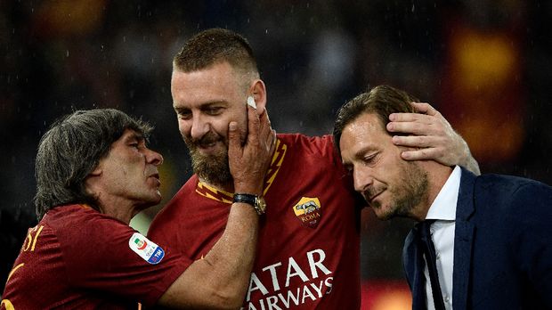 Daniele De Rossi ditemani mantan penyerang AS Roma Francesco Totti dan Bruno Conti saat berpamitan dari AS Roma. (