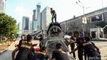 Kawat Berduri Ditarik, Jalan MH Thamrin Mulai Dibuka Sore Ini