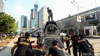 Pemasangan kawat berduri tersebut sebelumnya dilakukan sebagai imbas dari kerusuhan yang terjadi sejak 21-22 Mei di sejumlah lokasi di Jakarta.