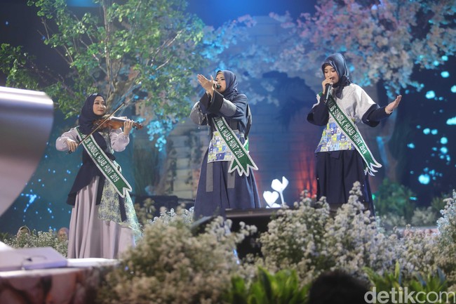  Wanita yang berdarah Makassar ini menunjukkan kemampuan vokalnya di hadapan para juri. Di pangung final, ia menyanyikan lagu medley On My Way dan Solo diiringi permainan beatbox dan biola dari finalis lainnya. Dinobatkan jadi juara, ia berhasil mendapatkan uang tunai Rp 100 juta, hadiah umrah, dan smartphone dari OPPO. Foto: Pradita Utama/detikfoto
