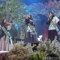  Wanita yang berdarah Makassar ini menunjukkan kemampuan vokalnya di hadapan para juri. Di pangung final, ia menyanyikan lagu medley On My Way dan Solo diiringi permainan beatbox dan biola dari finalis lainnya. Dinobatkan jadi juara, ia berhasil mendapatkan uang tunai Rp 100 juta, hadiah umrah, dan smartphone dari OPPO. Foto: Pradita Utama/detikfoto
