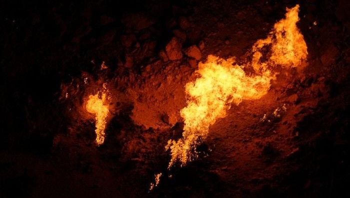 Padang pasir di kawasan Turkmenistan disebut area paling menyeramkan di bumi. Pasalnya di sana ada sebuah kawah gas yang dikenal dengan sebutan Gerbang Neraka.