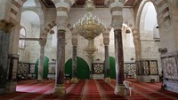 Tak hanya Masjid Al Aqsa yang berdiri di kompleks Al Haram Al Syarif. Ada sejumlah masjid lain yang berada di kompleks tersebut, diantaranya Masjid Qibly, Masjid Buraq, dan Masjid Marwan. Masjid Al Aqsa juga menjadi tempat suci ketiga umat Islam setelah Masjidil Haram di Mekkah dan Masjid Nabawi di Madinah. Konon kabarnya, sebelum melaksanakan Miraj atau naik ke langit, Rasulullah SAW sempat melaksanakan salat sunah di Masjid Al Aqsa. David Silverman/Getty Images.