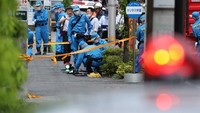 Seorang pria yang tidak disebut identitasnya namun disebut berusia sekitar 40-an hingga 50-an tahun telah ditangkap. Pelaku ditangkap dalam keadaan luka parah setelah menikam dirinya sendiri di bagian leher. Dua bilah pisau ditemukan di sebuah taman dekat lokasi. Foto: Photo by JIJI PRESS/AFP