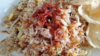 Tambah Semangat! Makan Sahur Pakai Nasi Goreng Ikan Asin yang Sedap
