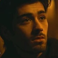 Gaya rambut Zayn Malik di premier Aladdin ini sebenarnya tidak terlalu berbeda dengan penampilannya di video klip A Whole New World bersama Zhavia Ward. Zayn tampil dengan rambut yang bagian depannya gondrong dan dengan wajah dihiasi kumis dan jenggot. Foto: YouTube/Vevo