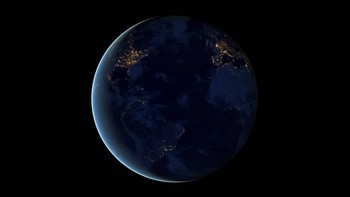 Sisi malam planet Bumi dengan cahaya berpendaran di beberapa sisi. Foto: NASA