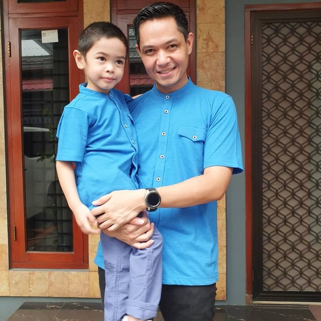 Selain kompak dengan pasangan, kamu juga bisa mengenakan baju koko kembaran dengan si buah hati. Pilih bahan yang nyaman agar si kecil tetap bisa beraktivitas saat memakai baju koko. Foto: Instagram/DudeHerlino