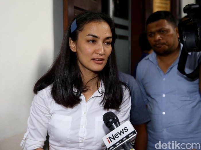 Ratna Sarumpaet menjalani sidang lanjutan di PN Jakarta Selatan. Di sidang kali ini Ratna dituntut 6 tahun penjara.