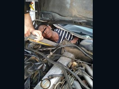 Imigran ilegal bersembunyi di dalam kompartemen khusus yang dibangun di balik dasbor mobil