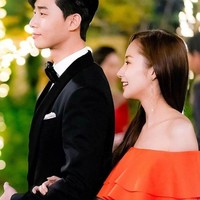 Tak jarang perusahaan juga mengadakan pesta yang dihadiri para pekerja dan rekan-rekan bisnis. Dalam acara tersebut, Anda pun bisa tampil standout dengan dress merah seperti Kim Mi So. Foto: JTBC