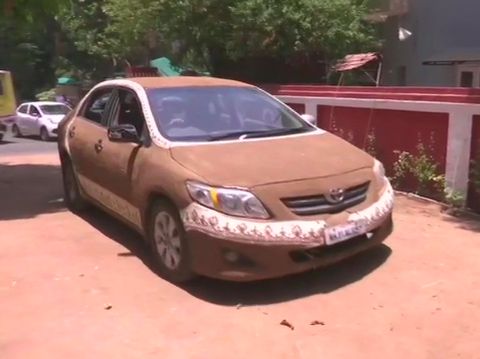Toyota Corolla dilumuri kotoran sapi