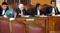 Selama menjalani rawat inap, Ratna Saraumpaet menurut jaksa beberapa kali mengambil foto wajahnya dalam kondisi lebam dan bengkak akibat tindakan medis. Foto-foto wajah lebam dan bengkak itu disebut jaksa dikirimkan Ratna Sarumpaet ke Rocky Gerung lewat WhatsApp pada 25 September 2018. Ratna mengaku dianiaya di area bandara Bandung pada 21 September, pukul 18.50 WIB.