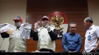 Wakil Ketua KPK, Alexander Marwata menggelar barang bukti uang di kantornya.