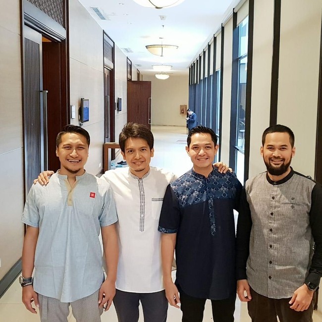 Berhijrah, sejumlah artis sering tampil memakai baju koko. Sebuta saja Teuku Wisnu, Dude Herlino, hingga Dimas Seto yang kerap menghadiri acara kajian mengenakan baju koko. Foto: Instagram/DimasSeto