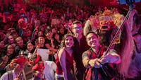 Dalam acara tersebut, Tom tampak sangat bahagia melihat sambutan para fans serta hadiah wayang kulit untuknya. Anthony Kwan/Getty Images for Sony Pictures Entertainment