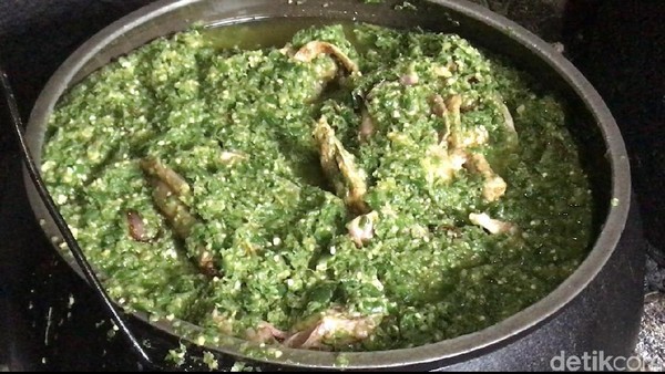 Mengintip Proses Pembuatan Itiak Lado Mudo, Kuliner Istimewa dari Bukittinggi