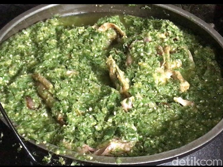 Mengintip Proses Pembuatan Itiak Lado Mudo, Kuliner Istimewa dari Bukittinggi