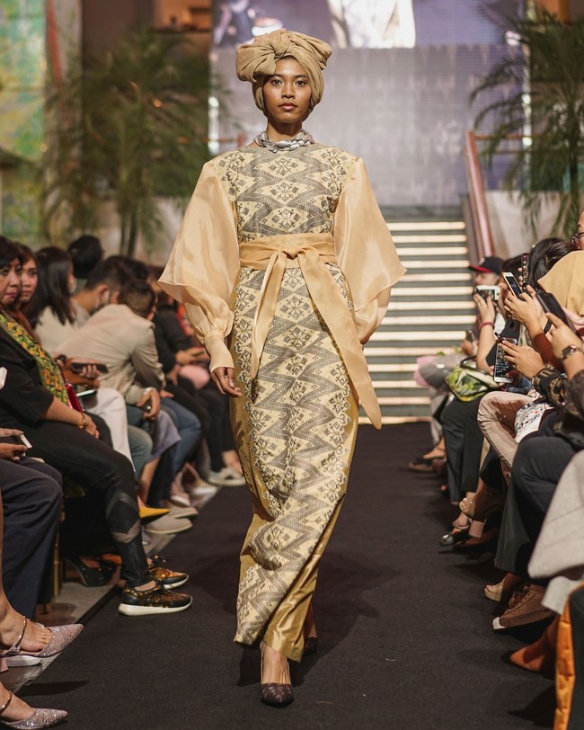 Fashion show Svarna by Ikat Indonesia dari Didiet Maulana kali ini menginspirasi kelembutan sinar rembulan untuk koleksi busananya di Ramadhan In Style 2019, Plaza Indonesia, Jakarta, Rabu [21/05/2019]. Foto: dok. IKAT Indonesia
