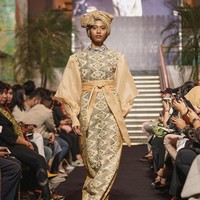 Fashion show Svarna by Ikat Indonesia dari Didiet Maulana kali ini menginspirasi kelembutan sinar rembulan untuk koleksi busananya di Ramadhan In Style 2019, Plaza Indonesia, Jakarta, Rabu [21/05/2019]. Foto: dok. IKAT Indonesia