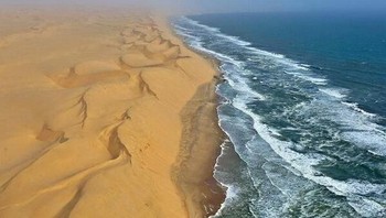 Di Namibia terdapat padang pasir yang bertemu dengan lautan. Foto: Brightside
