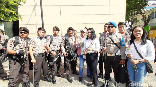 Mahasiswa Bagi-bagi Bunga ke Polisi di Depan Bawaslu