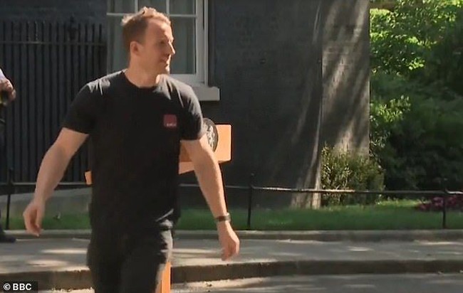 Karena viral, Tobius sering digoda teman-temannya untuk merintis karier sebagai model. Aku bisa memastikan, penampilanku tidak sebagus seperti saat itu dan aku belum mau terjun ke dunia modeling. Umurku sudah 36 tahun. Jadi, aku terlalu tua untuk itu, tambah Tobius. (Foto: BBC UK)