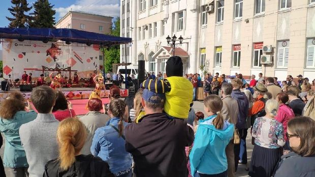 Masyarakat Ivanovo menyaksikan penampilan Tim Kesenian KBRI Moskow