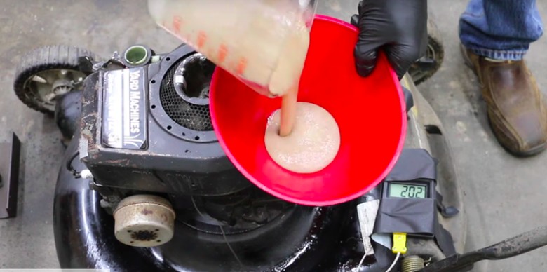 Jus pisang jadi Pelumas mesin Foto: Pool (youtube) Jus pisang jadi Pelumas mesin Foto: Pool (youtube)