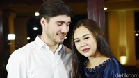 Aura mengaku tak berpuasa karena hamil dan Eryck menyiapkan makanannya sendiri untuk sahur. Pool/Noel/detikFoto.