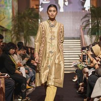 Fashion show Svarna by Ikat Indonesia dari Didiet Maulana kali ini menginspirasi kelembutan sinar rembulan untuk koleksi busananya di Ramadhan In Style 2019, Plaza Indonesia, Jakarta, Rabu [21/05/2019]. Foto: dok. IKAT Indonesia