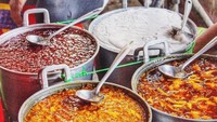 Salah satu tempat menikmati bubur jenang adalah di Beringharjo. Lihat saja, deretan panci berisi sumsum hingga mutiara. Enak semua! Foto: Instagram@jogjakulinerupdate
