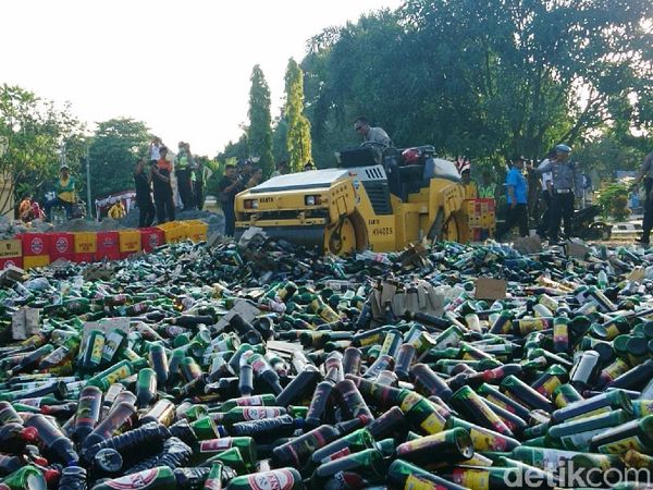 Ribuan Botol Miras Dimusnahkan dengan Digilas Alat Berat